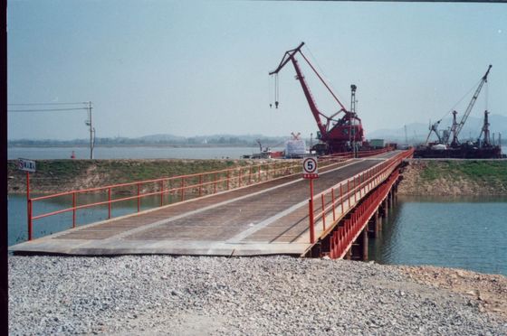 Pont portable en acier Bailey avec options de voie simple et double adapté à des largeurs de route de trois à sept mètres